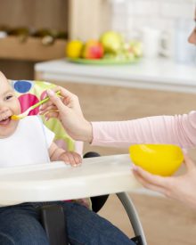 Krzesełko do karmienia drewniane