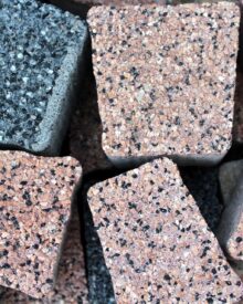 Jak układać kostkę brukową?