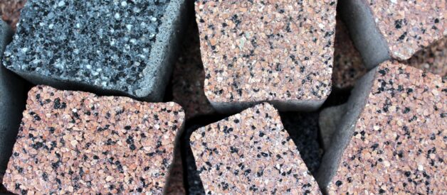 Jak układać kostkę brukową?