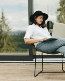 Korzyści z zainstalowania tarasu z pergolą