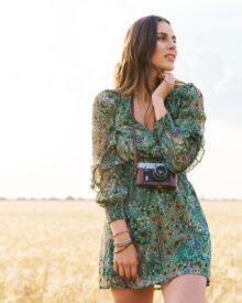 Trendy w sukienkach z nadrukiem