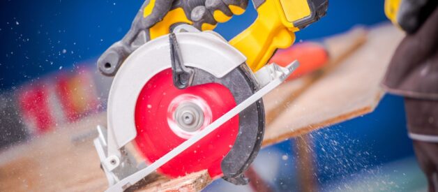 Poradnik dla początkujących: jak bezpiecznie używać pilarki tarczowej
